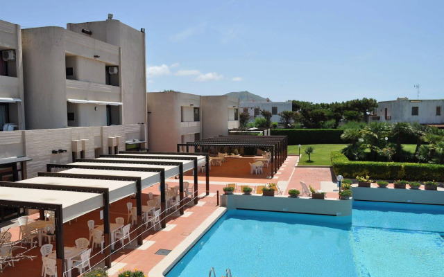 Cumeja Beach Club & Hotel