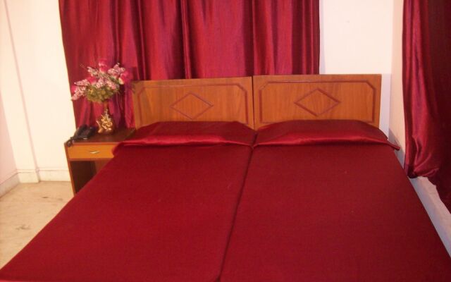 Malik Court by OYO Rooms