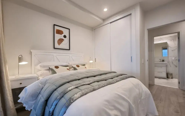 Luxe Apt w Harbour-Sunset Views -Parking