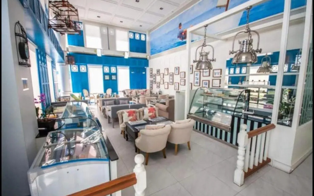 Light, airy, east facing 2 bed/2 bath pool views