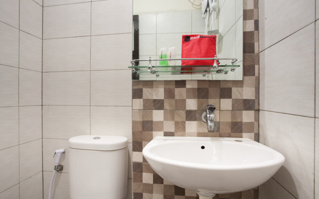 RedDoorz Plus @ K23 Rungkut Madya