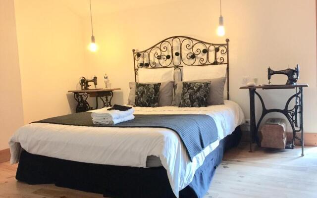Magnificent Renovated Farmhouse - 10 Min A7 -