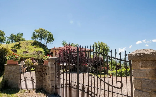 Wonderful Villa With Private Pool in the Heart of Tuscany