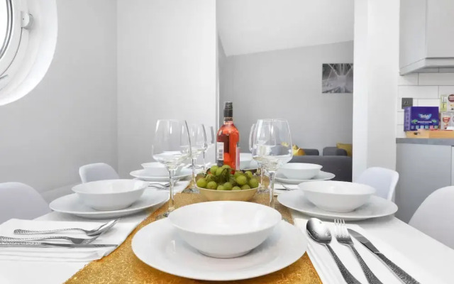 Stylish 4-bed Apartment - Parking & Central Links