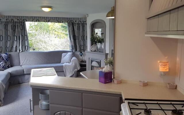 3 Bedroom Caravan with On-Site Pool, Island View 6