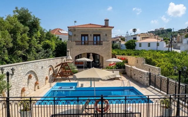 Luxurious Villa With Private Pool, Near a Couple of Restaurants & Sandy Beach
