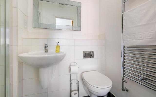 London Heathrow Living Holywell Serviced House D