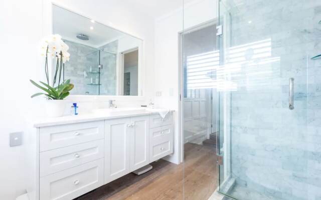 Stunning and Modern 4 Bedroom Townhouse Near Kohi Beach