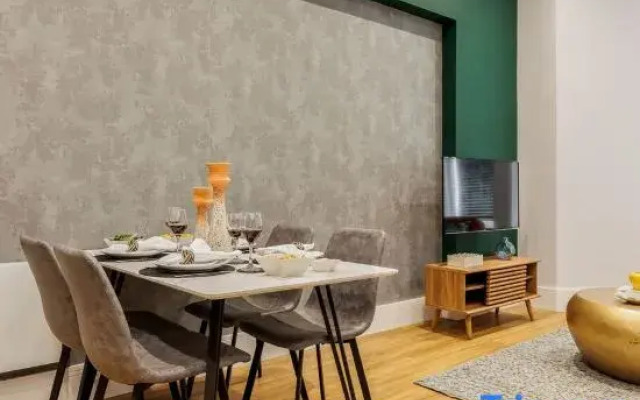 Spacious Seaside 2-Bed Apt w/ Free Gym & Parking