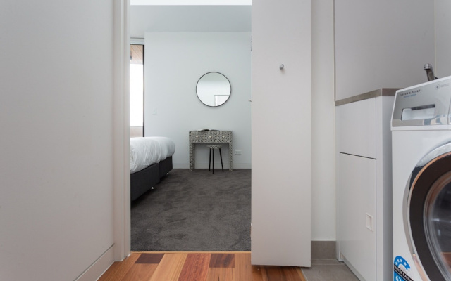 Stylish 2-bed Apartment With BBQ Patio Near Beach – Guest Rooms – Sydney
