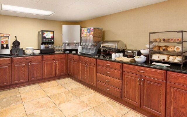 Wingate by Wyndham Lincoln Airport East I-80