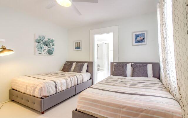 Astonishing Bayshore Villa with Pool