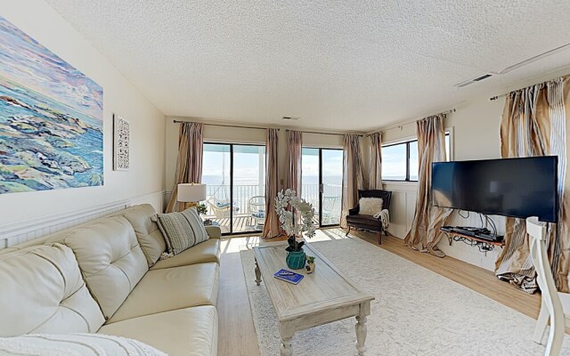 New Listing! Oceanfront W/ Balcony & Pool 1 Bedroom Condo