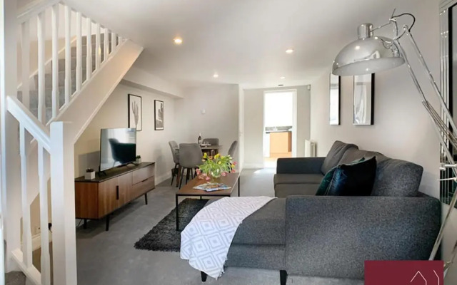 Ascot - Immaculate 2 bed House with parking