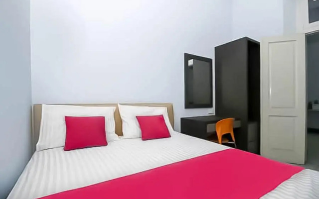 RedDoorz near Stasiun Lawang