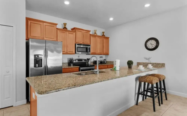 Amazing 4bdr Near Parks w Pool