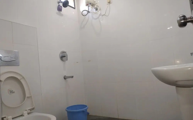 Iroomz Hotel Adhikar