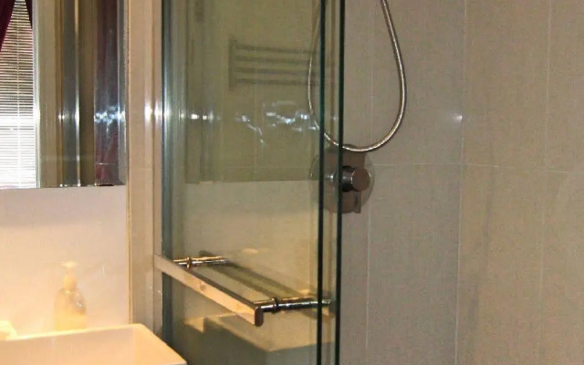 Spadina 11 Guesthouse