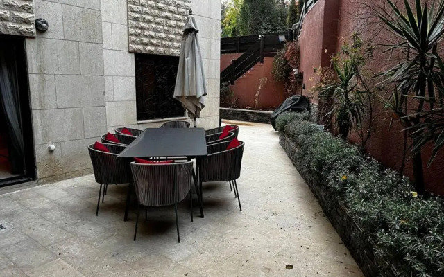 Spacious Amman flat with garden and Pool