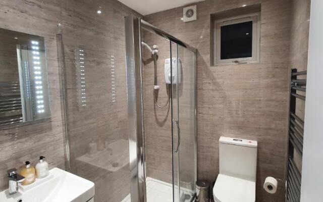 Garland Stylish Apartment 2 In Greater London