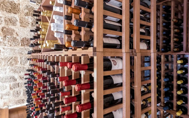 10GR Boutique Hotel and Wine Bar