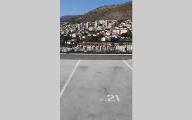 MARIA, Modern studio apartment with private parking