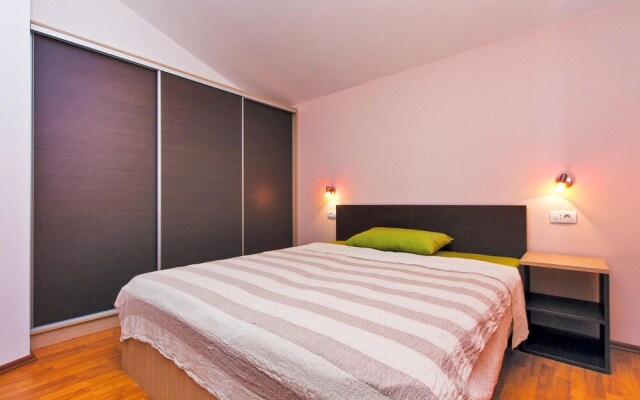 Beautiful Home in Liznjan With Wifi and 2 Bedrooms