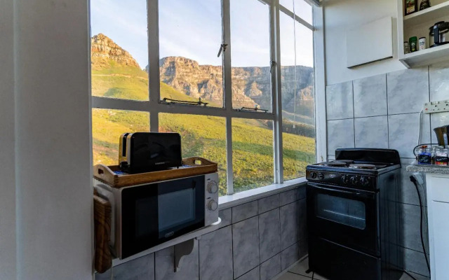 Disa Park Studio with Mountain Views