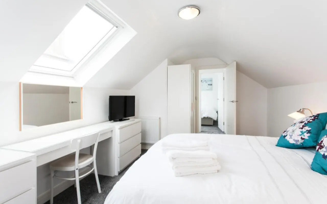 Superb Detached Coach House in Peaceful Location!