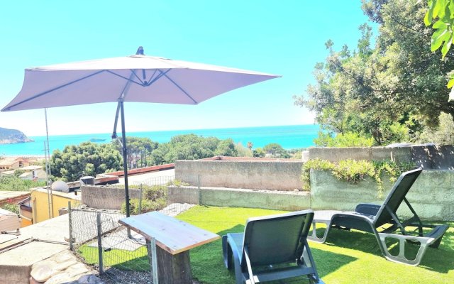 Stylish Home With Views, 4 min Walk to the Beach!!