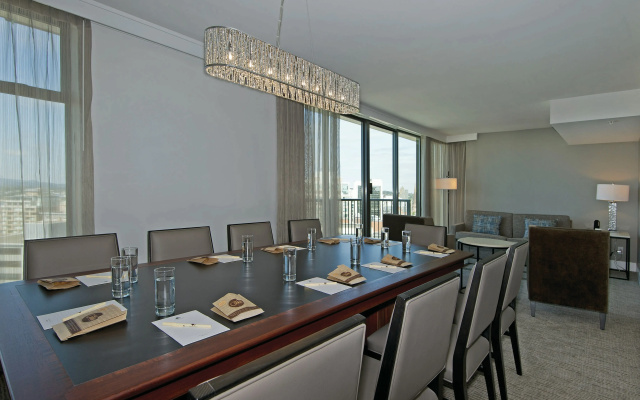 DoubleTree by Hilton Hotel & Suites Victoria