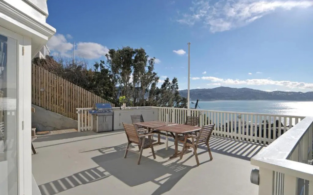 Private Luxurious Studio w Outdoor Living & Views!