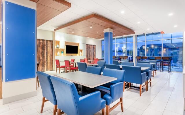Holiday Inn Express & Suites Springfield North by IHG