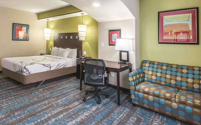 La Quinta Inn & Suites by Wyndham Dallas Grand Prairie South