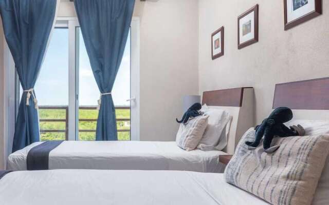 Enchanting 4 Bedroom PH With Beach Front