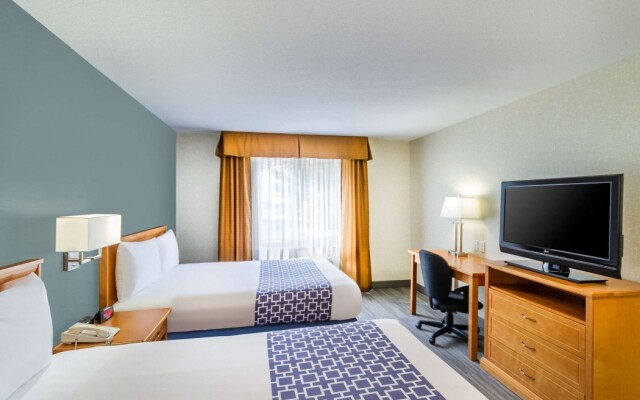 Econo Lodge Inn & Suites University