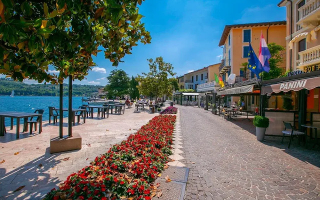 Perla del Lago Near the Beach