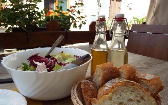 Via Liberale Sleeps 8 Isolabona Italy