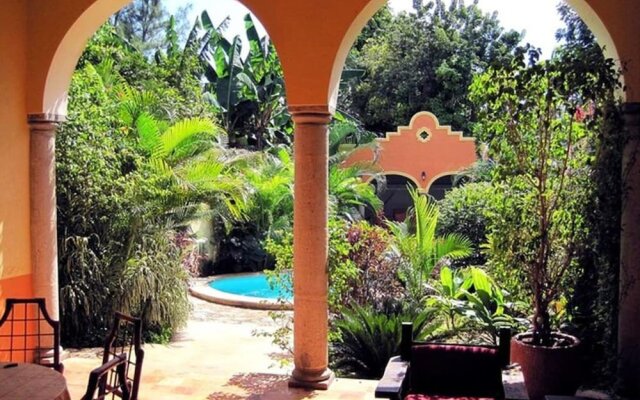 Tranquil Tropical Oasis in the Historic Center