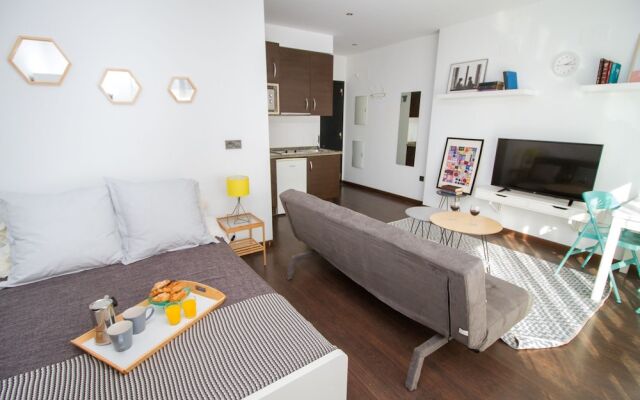 Modern & Stylish Flat Dos Aceras by La recepcion