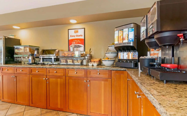 Econo Lodge Inn & Suites