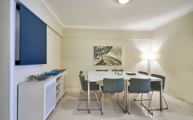 Penthouse in Evaristo Morales Sleeps 14