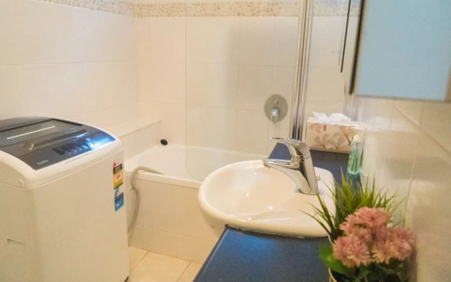 Comfortable New 2 Bedroom Apartment by St Kilda Pier