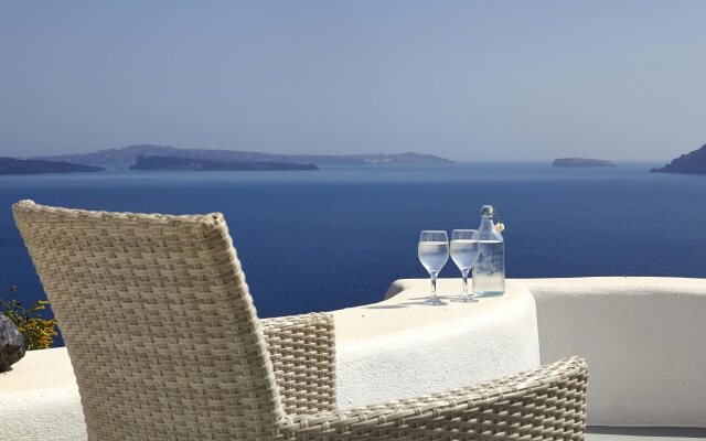 Liakada Oia Suites