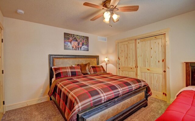 Grand Moose Lodge 3 Bedroom Home by RedAwning