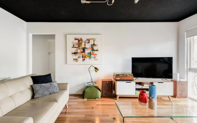 Renovated Retro Apartment Near Harbour Front Walks – Guest Rooms – Sydney