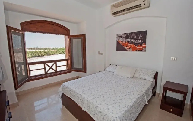 Apartment Overlooking Pool & Lagoon