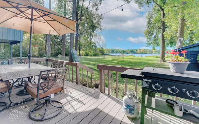 Lakefront Orion Twp. Home w/ Fire Pit & Kayak!