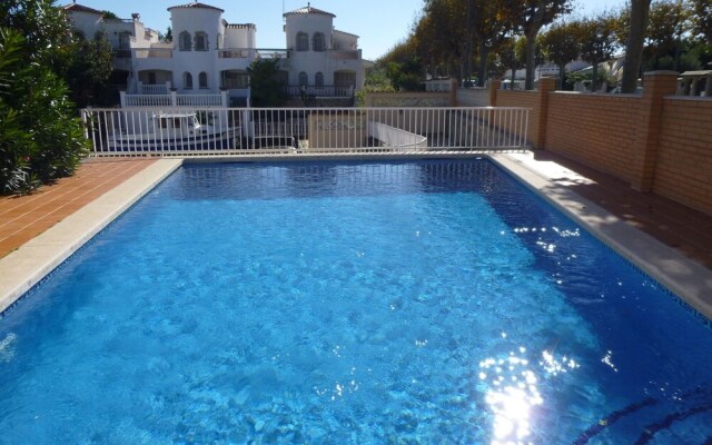 Luxurious Holiday Home in Empuriabrava With Private Pool