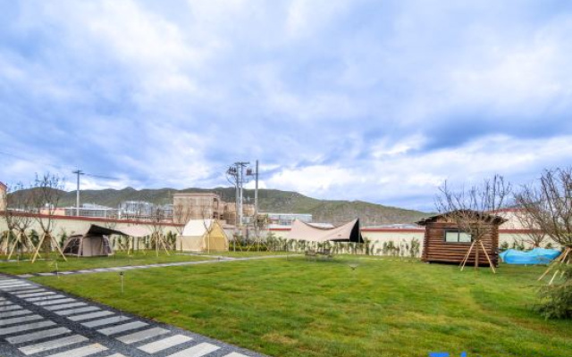 Kyriad Hotel (Shangri-La Ganden Sumtseling Monastery Scenic Area)